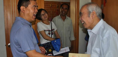 市企工委領(lǐng)導(dǎo)慰問(wèn)星火公司困難黨員 市企工委領(lǐng)導(dǎo)慰問(wèn)星火公司困難黨員