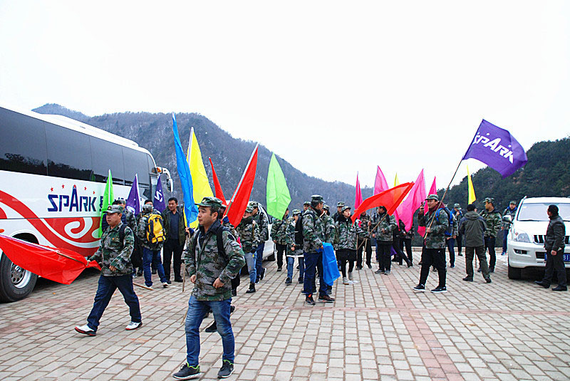 星火機床公司組織青工開展戶外拓展訓(xùn)練