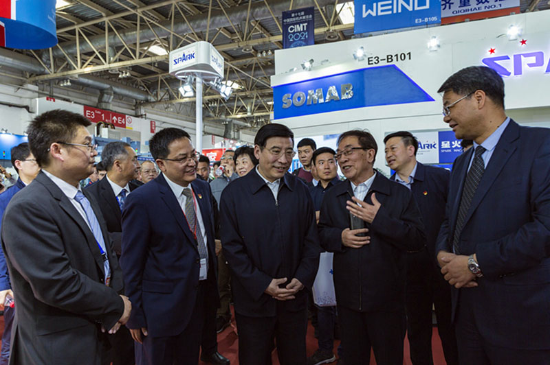 第十六屆中國(guó)國(guó)際機(jī)床展覽會(huì)在北京隆重開幕，工信部部長(zhǎng)苗圩蒞臨星火機(jī)床公司展臺(tái)參觀指導(dǎo)