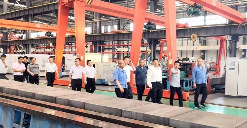 中國中車集團(tuán)領(lǐng)導(dǎo)一行來星火機床公司參觀考察