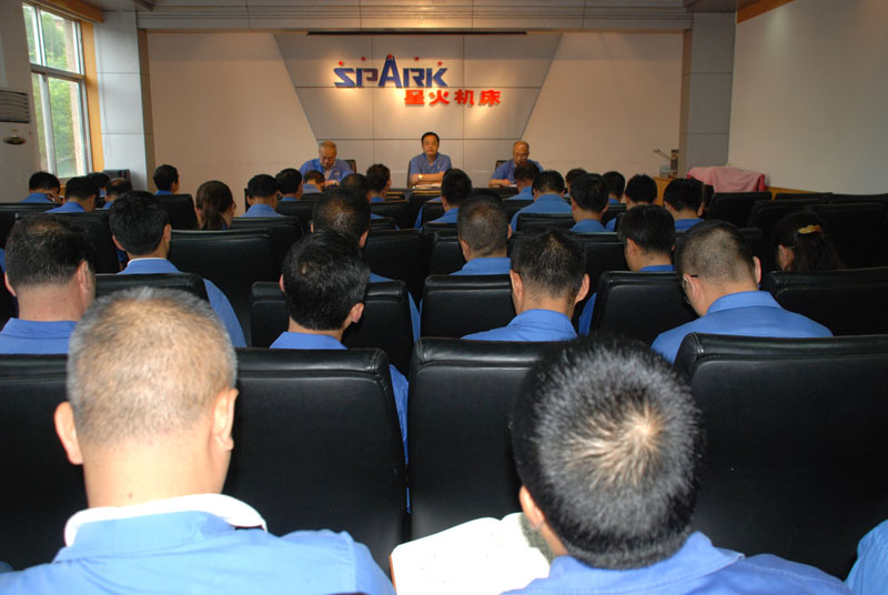 星火機床公司開展廠務(wù)公開  發(fā)揮職代會作用