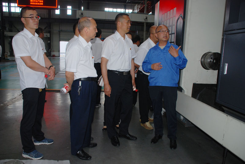 天水市政府政務(wù)大廳黨員干部來星火機(jī)床公司參觀交流