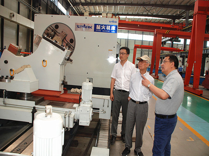 工信部智能制造專家咨詢委員會(huì)主任、 機(jī)械工業(yè)聯(lián)合會(huì)副會(huì)長(zhǎng)朱森第來星火機(jī)床公司調(diào)研
