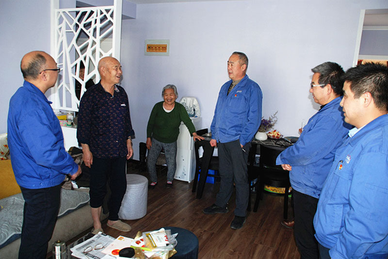 星火機床領(lǐng)導(dǎo)慰問勞模 離休干部和退休困難黨員