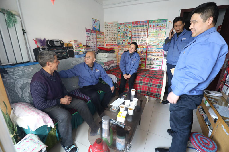 星火機(jī)床公司開(kāi)展春節(jié)“送溫暖”慰問(wèn)活動(dòng) 星火機(jī)床公司開(kāi)展春節(jié)“送溫暖”慰問(wèn)活動(dòng)