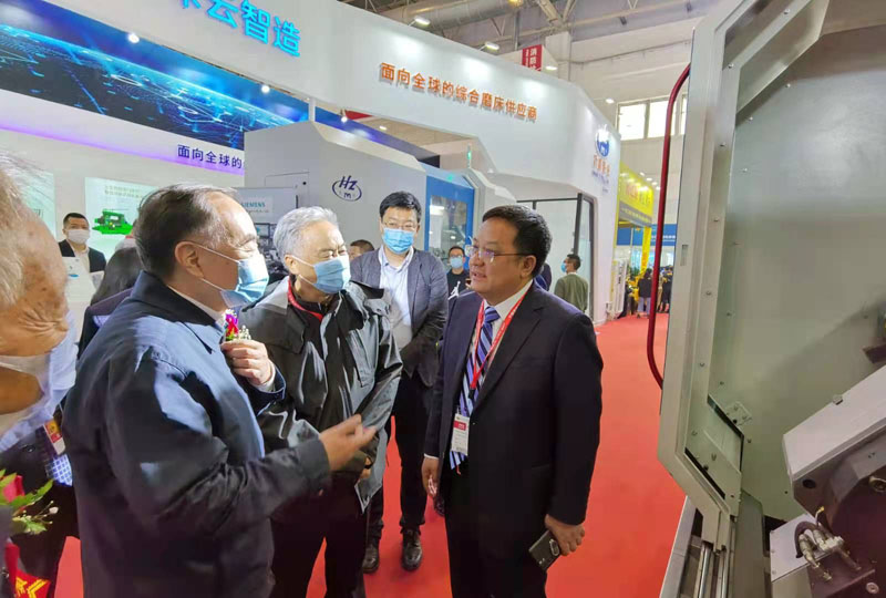 中國(guó)工程院院士周濟(jì)盧秉恒蒞臨星火機(jī)床公司展臺(tái)參觀