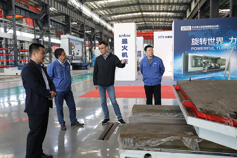 青海華鼎公司領(lǐng)導(dǎo)一行來星火機床公司參觀考察