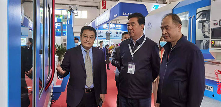 甘肅省政協(xié)原副主席張景輝蒞臨星火機床展臺參觀