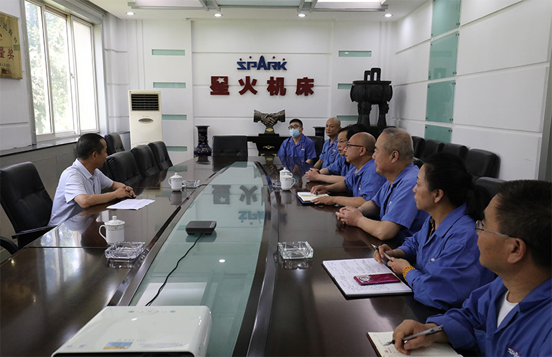 天水市國(guó)資委領(lǐng)導(dǎo)慰問星火機(jī)床公司一線黨員