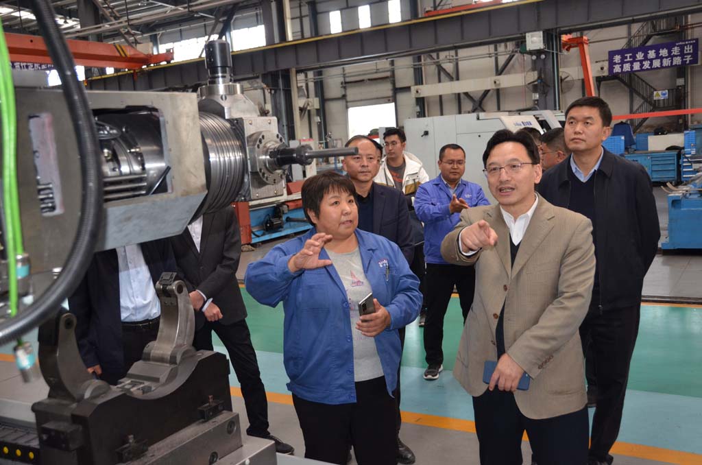 甘肅省通信管理局領(lǐng)導(dǎo)來(lái)星火機(jī)床公司調(diào)研