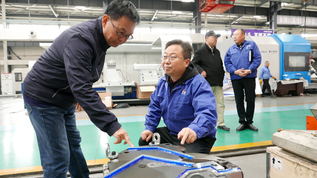 中國華能酒泉風(fēng)電及中車集團(tuán)領(lǐng)導(dǎo)到星火機(jī)床公司考察調(diào)研