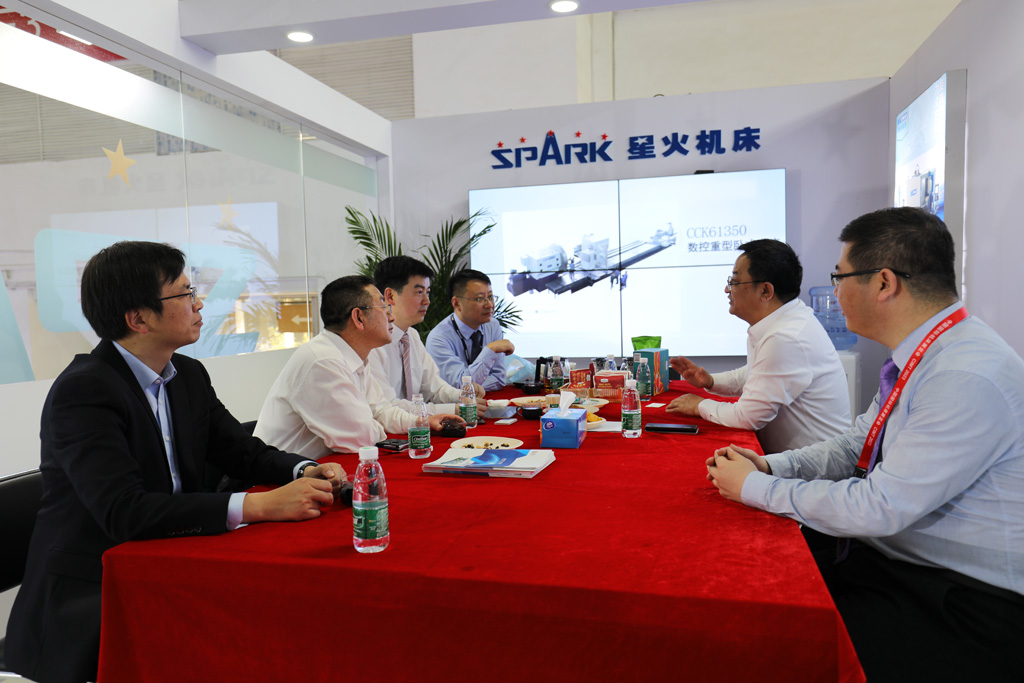 西門子(中國)有限公司相關(guān)領(lǐng)導(dǎo)蒞臨星火展位參觀 西門子(中國)有限公司相關(guān)領(lǐng)導(dǎo)蒞臨星火展位參觀