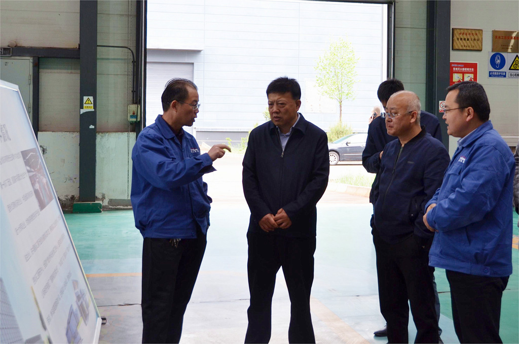 天水市政府督查專員何侃一行來(lái)星火機(jī)床公司 督查項(xiàng)目建設(shè)情況