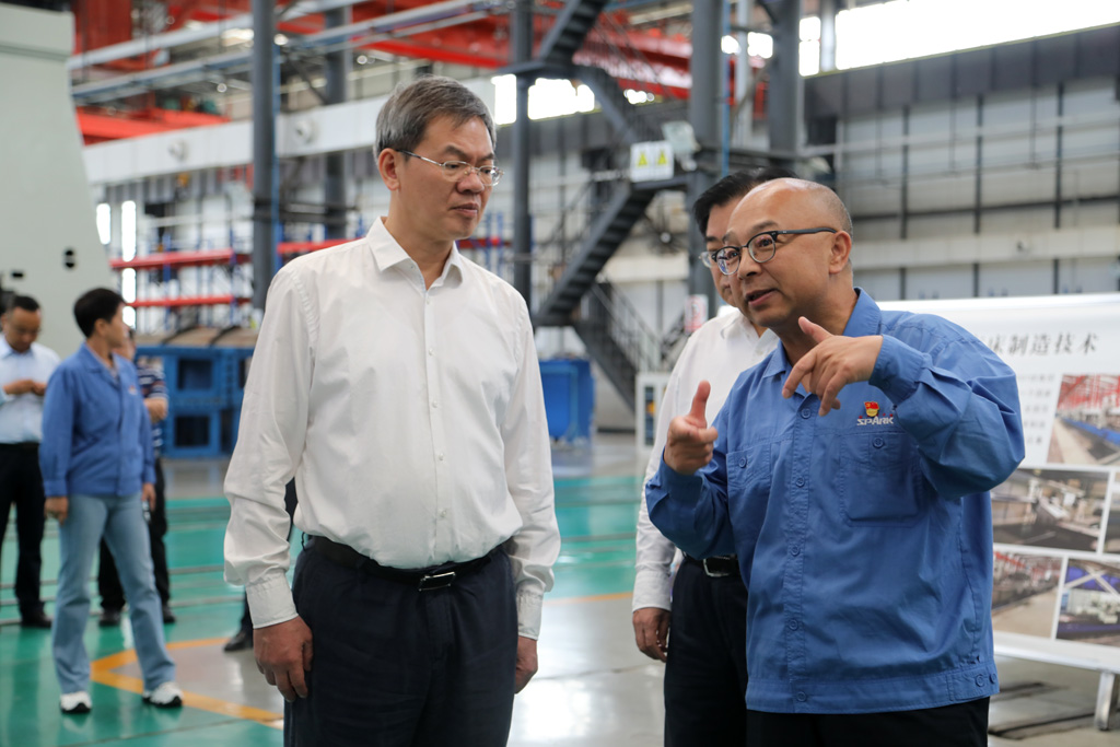 甘肅省政協(xié)主席莊國(guó)泰來(lái)星火機(jī)床公司調(diào)研