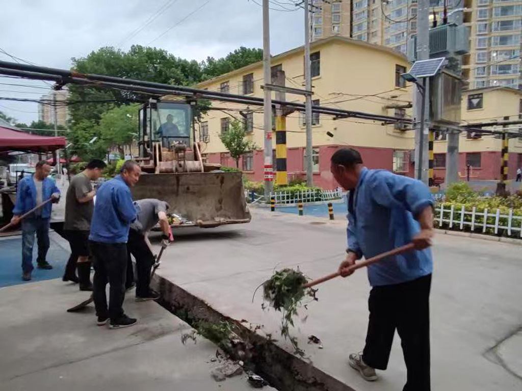 未雨綢繆 防患未然 星火機(jī)床物業(yè)公司職工連夜清理排洪溝確保安全度汛 未雨綢繆 防患未然 星火機(jī)床物業(yè)公司職工連夜清理排洪溝確保安全度汛