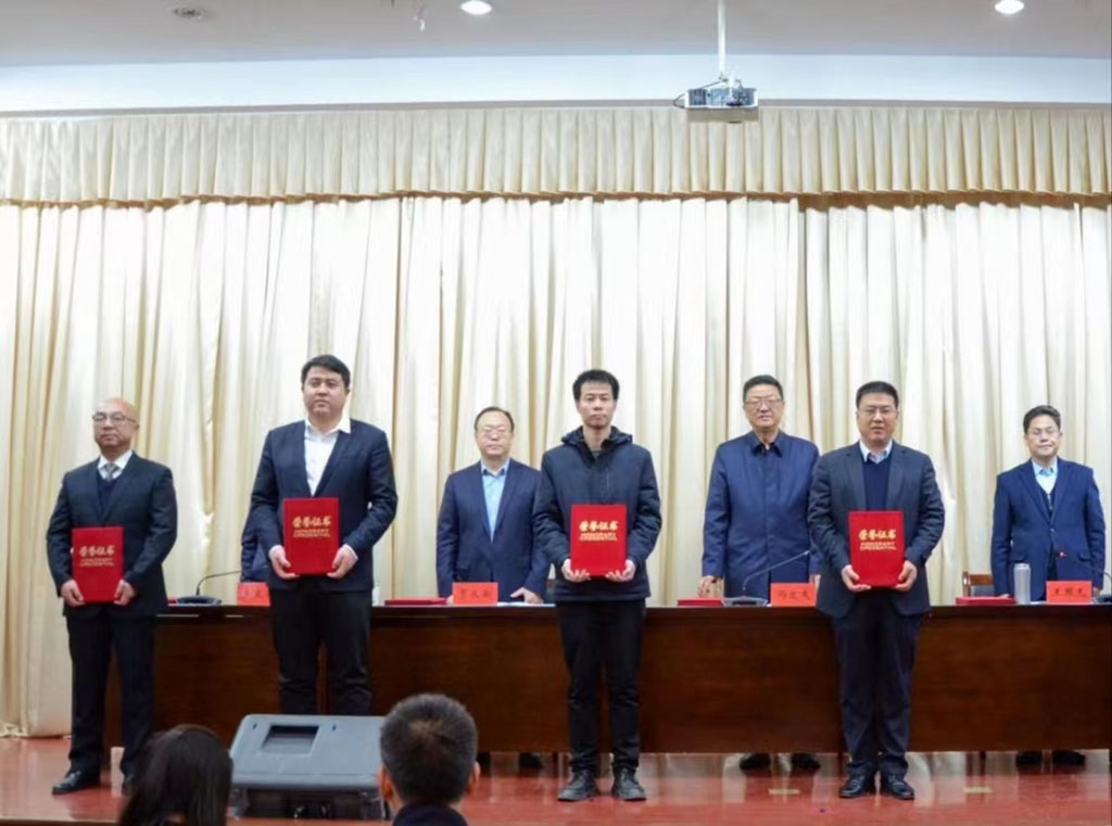 天水市召開第一屆科學(xué)研究暨麥積山文藝獎表彰大會 星火機床公司多軸聯(lián)動數(shù)控纏繞機床獲科學(xué)技術(shù)類一等獎