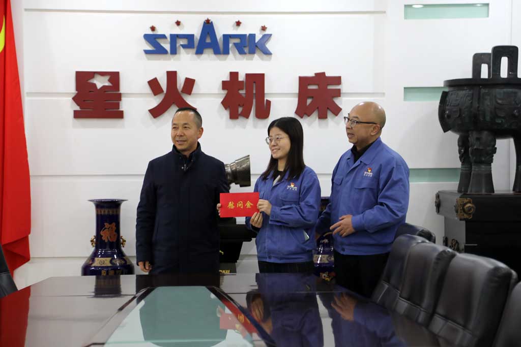 新春慰問送關(guān)懷，歲寒情深暖人心，市國資委領(lǐng)導(dǎo)慰問星火機(jī)床公司困難黨員