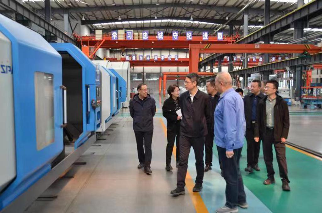 中國人民銀行甘肅分行黨委書記、行長黃富來星火機(jī)床公司調(diào)研