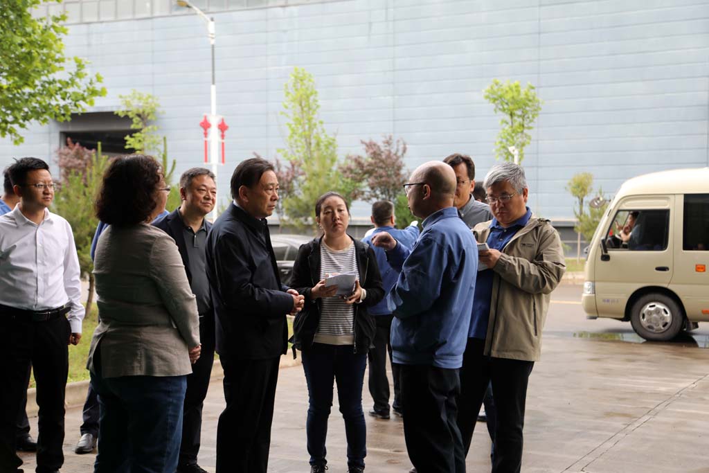 經(jīng)濟(jì)日?qǐng)?bào)社調(diào)研組來星火機(jī)床公司調(diào)研