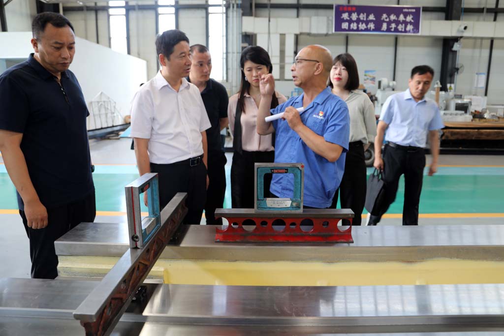 寶雞市工信局領(lǐng)導(dǎo)一行來星火公司調(diào)研