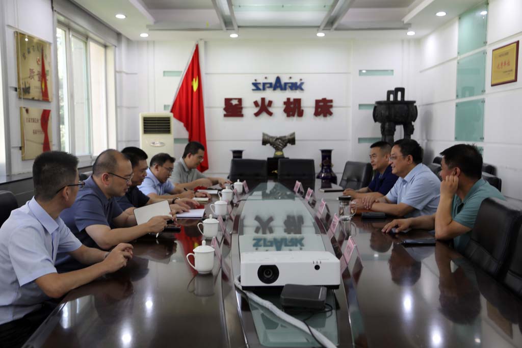 武重集團(tuán)領(lǐng)導(dǎo)丁劍一行來(lái)星火機(jī)床公司考察交流