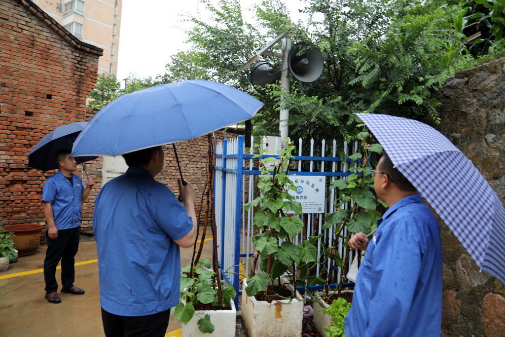星火數(shù)控公司領導冒雨排查隱患，筑牢安全防線