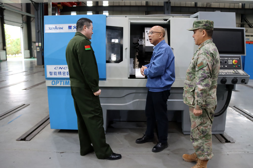 天水軍分區(qū)領(lǐng)導(dǎo)蒞臨星火數(shù)控公司參觀調(diào)研