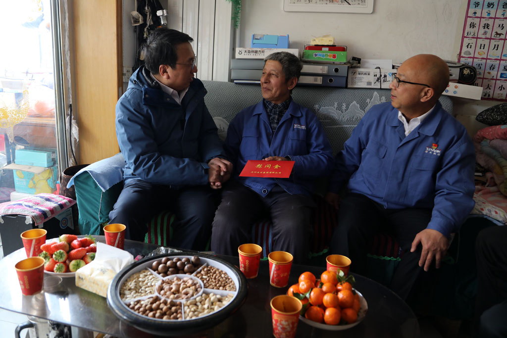 情暖新春 心系家人 蘭石集團(tuán)領(lǐng)導(dǎo)來(lái)星火數(shù)控開(kāi)展雙節(jié)慰問(wèn) 